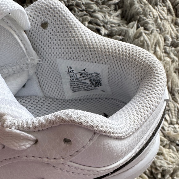 Nike child’s White and Black baseball ⚾️ Spikes - Picture 5 of 6